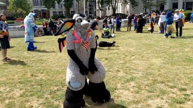 ? Pickle the Dancing Chimera - London Fursuit Walk ? смотреть онлайн