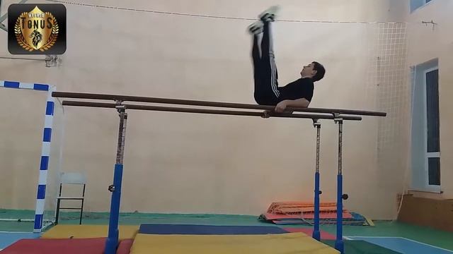 Упражнения на брусьях. Комбинация на брусьях для юношей. смотреть онлайн