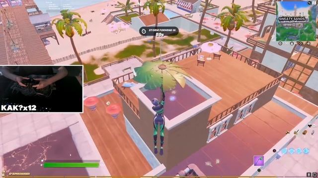 Toose играет на контроллере