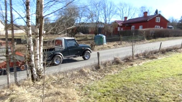 Suzuki Santana Jimny Samurai 4wd pulling farming equipment in Sweden смотреть онлайн