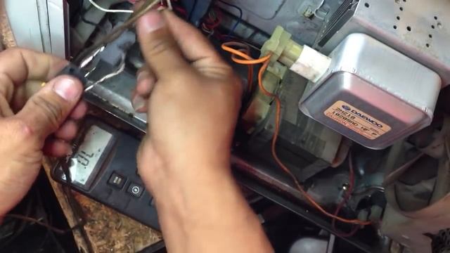 Horno de microondas quema el fusible смотреть онлайн