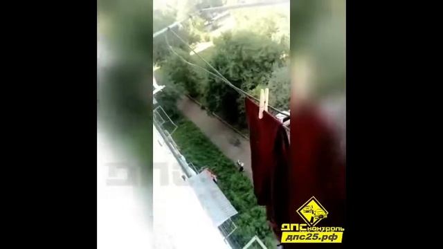 Спасение малыша Во Владивостоке ребенок выпал из окна квартиры, расположенной на пятом этаже дома смотреть онлайн
