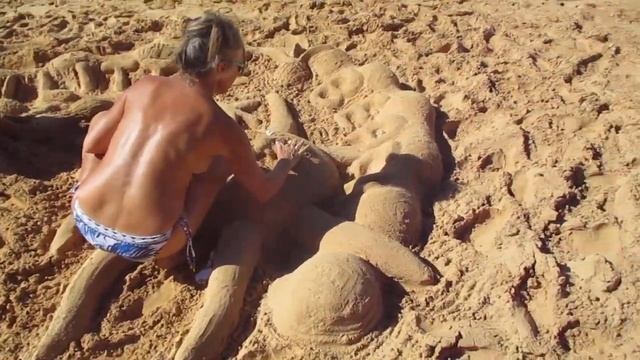 Beautiful Sand artist bares all on Little Beach смотреть онлайн