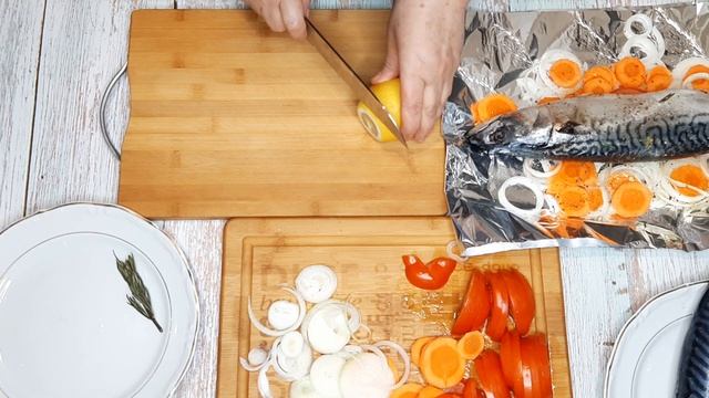 Скумбрия запеченная с овощами в духовке. смотреть онлайн