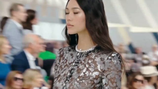 Chanel Couture Мода в Париже Осень 2022 Зима 2023 / Одежда, сумки и аксессуары смотреть онлайн