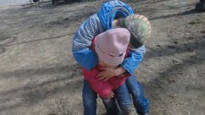 Дети целуются