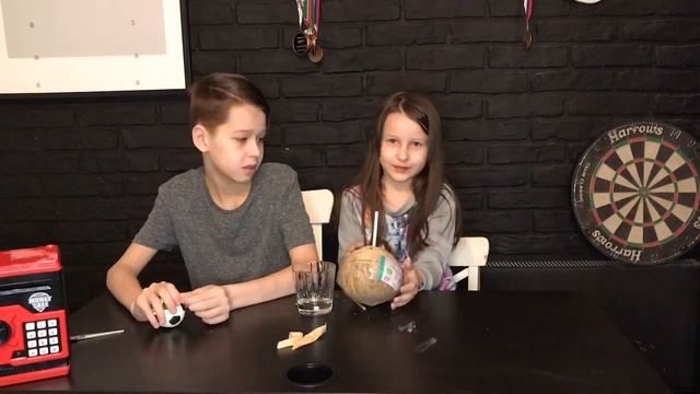 Пробуем настоящее кокосовое молоко. Как открыть кокос. смотреть онлайн