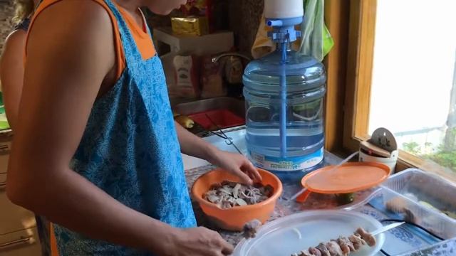 ДАЧА. ШАШЛЫК 3. Готовим на мангале вместе с корейским зятем смотреть онлайн