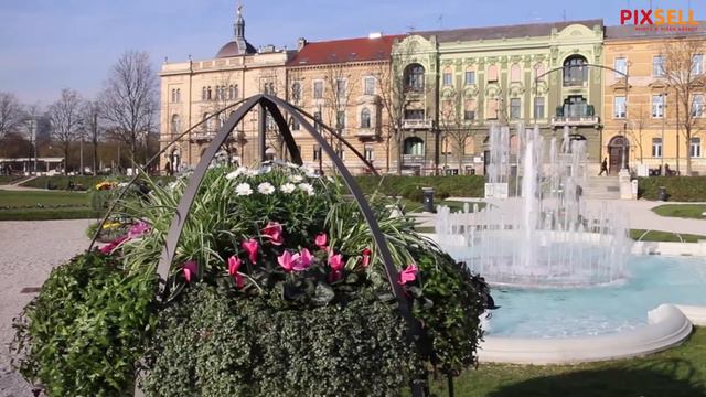 Cvjetnim dekoracijama ukrašena fontana na Trgu kralja Tomislava смотреть онлайн