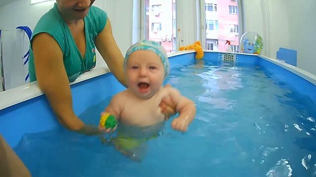 Бассейн для детей до года | Елена в Агу смотреть онлайн