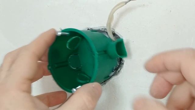 Замена выключателя света. Ставим одноклавишный выключатель в старую коробку смотреть онлайн