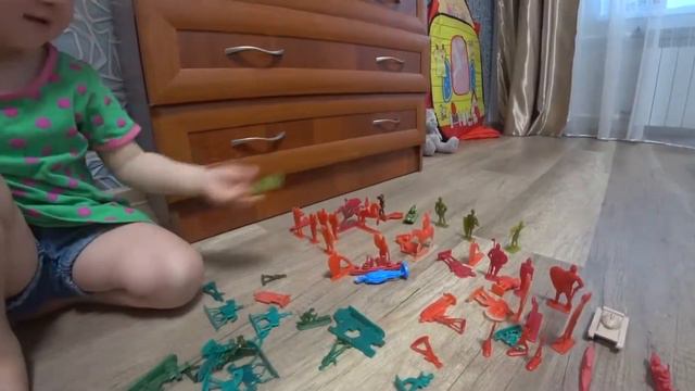 аня и папа играют в солдатиков видео для детей смотреть онлайн