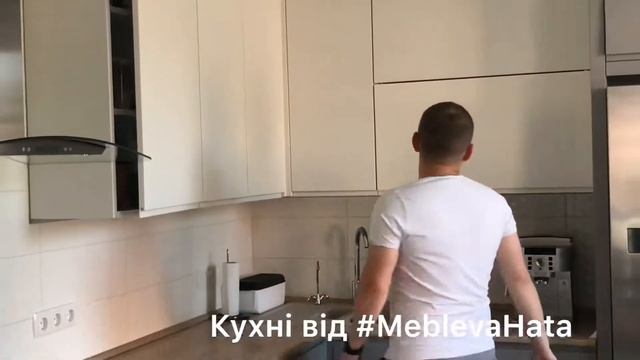 Огляд кухні #2 | Кухня модерн фарба та шпон з фрезерованими ручками смотреть онлайн