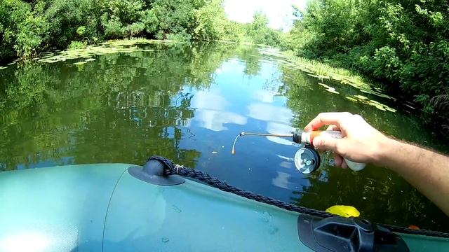 Рыбалка летом, ловля на поплавочную удочку. Необычная рыбалка. смотреть онлайн