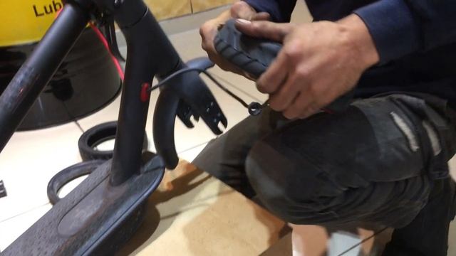 ELEKTRİKLİ SCOOTER LASTİK DEĞİŞİMİ & TANITIM смотреть онлайн