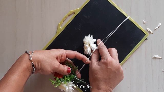 Simple and easy way to string flower using Slate | Garland Making At Home|Sevanthi Flower Mala смотреть онлайн