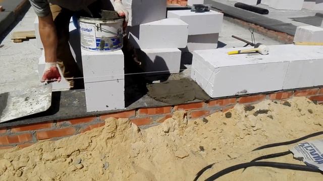 Особенности монтажа ГАЗОБЕТОНА. Первый ряд с помощью нивелира. Строительство дома под ключ смотреть онлайн