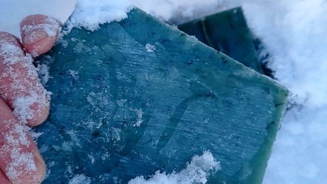 Нефрит упал в снег. Посмотрите как он поменял цвет, он стал ярче. Чудо природы!
