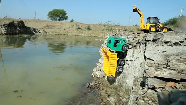 Самосвал MAN упал со скалы смотреть онлайн