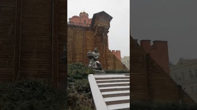 Снегопад в Киеве. Киев засыпало снегом. Золотые ворота в Киеве. 23.12.2020 г. смотреть онлайн