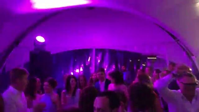 Cover Band Dance Bomb исполняет любимую песню гостей! смотреть онлайн