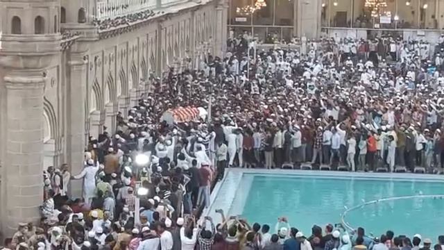 8th Nizam of Hyderabad Mukarram Jah’s body reaches Makkah Masjid for funeralThe body of the titular смотреть онлайн