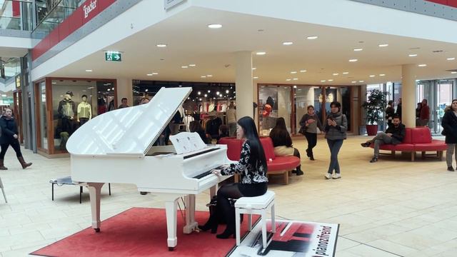 Idea 10 - Gibran Alcocer | Street Piano Performance | YUKI PIANO смотреть онлайн