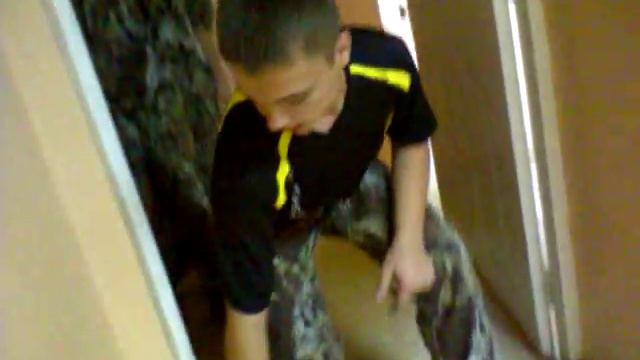 Доставал бедную девочку)).Описания смотрите в незу смотреть онлайн