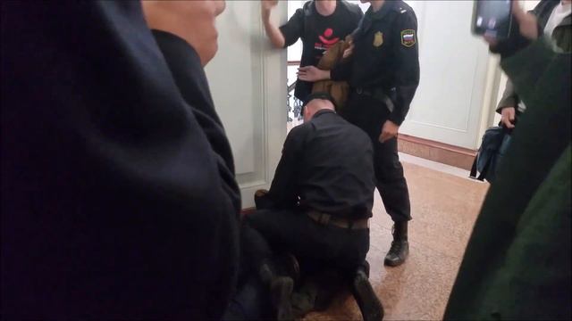 Cуд над главредом KozaPress завершился задержанием активиста партии «Яблоко» смотреть онлайн