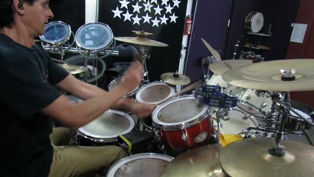 Cowbells, jam blocks, tambourine, bongos on the drum kit - A Little 'Beat' Out Of The Conventional смотреть онлайн