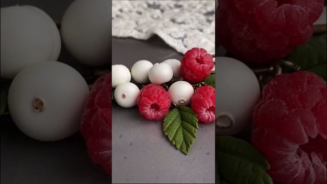 Брошка «Малина и снежноягодник» #cernitclay #handmade #clay #cernit #fimo #strawberry #сделайсам смотреть онлайн