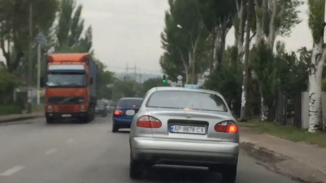 Вы неповерите машына едит а на богажнике машыны еишница щяс так модно ездить ?????