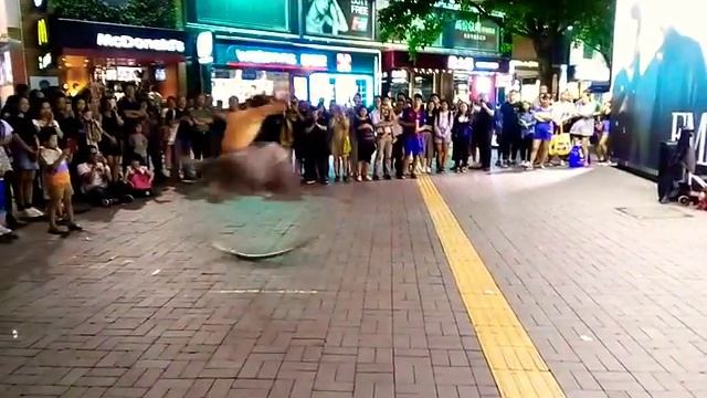 Гонконг, танец парня Hong Kong and dancing смотреть онлайн