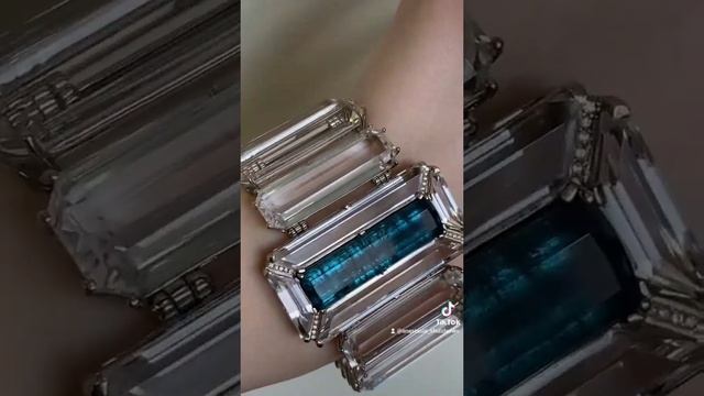 браслет из горного хрусталя, белого золота, бриллиантов с турмалином-индиголитом в центре смотреть онлайн