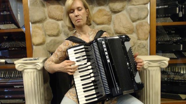 3533 - Black Hohner Amica III Piano Accordion LMM 34 72 $1199 смотреть онлайн
