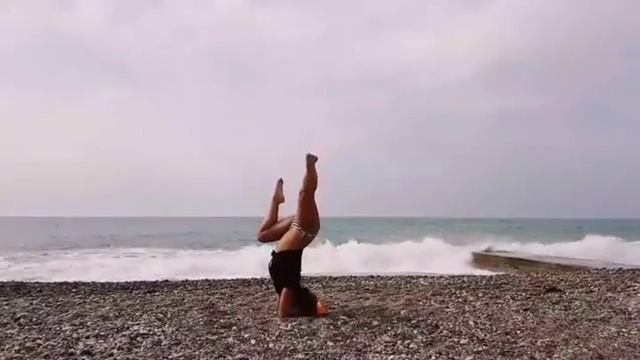 Стойка на голове Yoga sea headstand смотреть онлайн