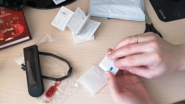 Распаковка: термометр Mijia 2; Поддержка, накладка, заглушка для электросамоката Xiaomi 1S