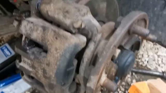 Nissan Atlas. Замена тормозных колодок, или как сломать шпильки колеса. смотреть онлайн