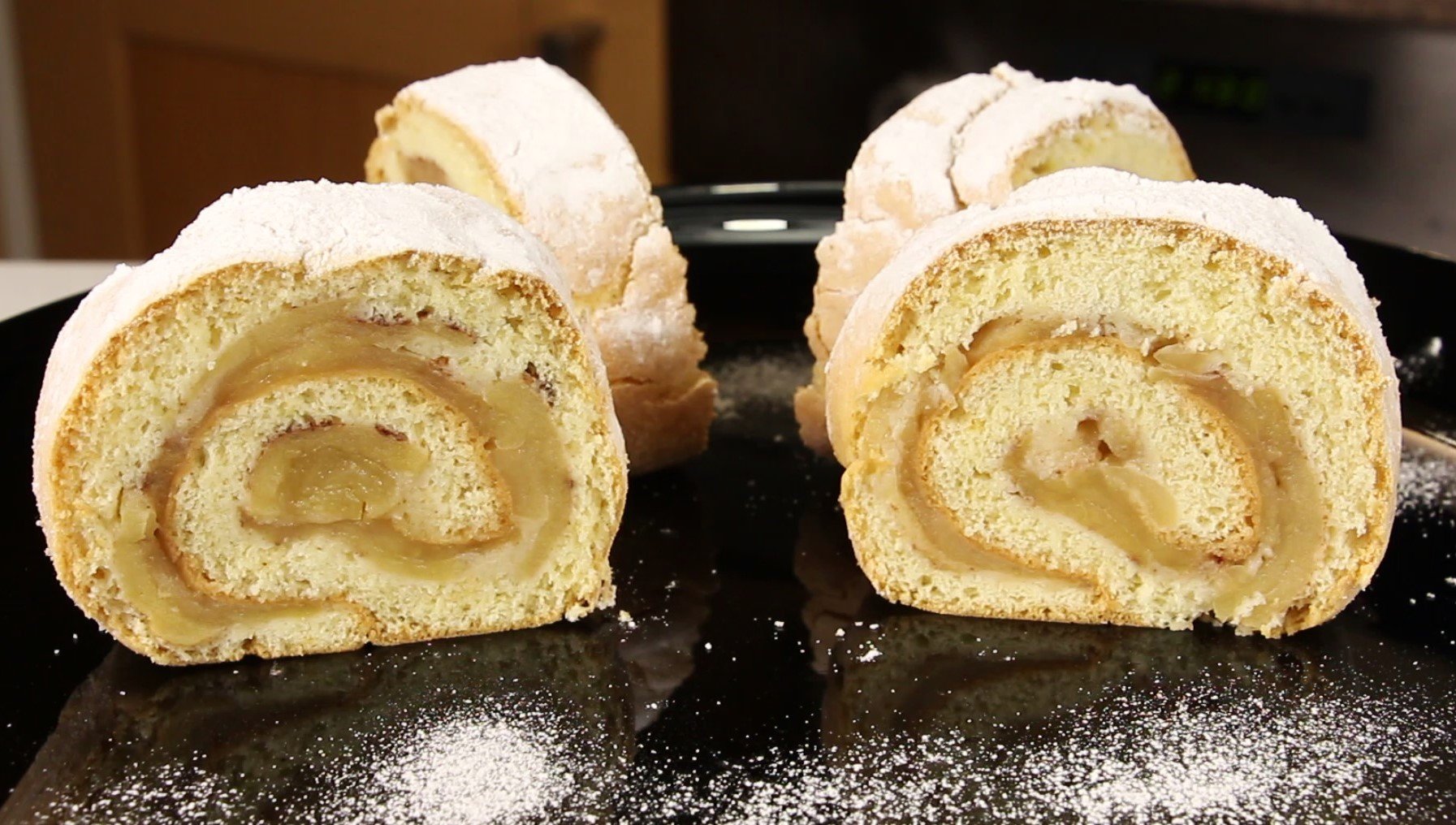 Потрясающе Нежный БИСКВИТНЫЙ РУЛЕТ С ЯБЛОКАМИ! Просто и Вкусно! смотреть онлайн