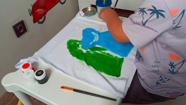 4-х летний мальчик рисует на футболке Хаги Ваги и Зеленого. A 4-year-old boy draws on a t-shirt. смотреть онлайн