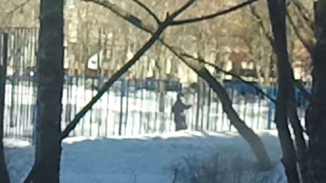 чувак понтуется перед окнами всего дома