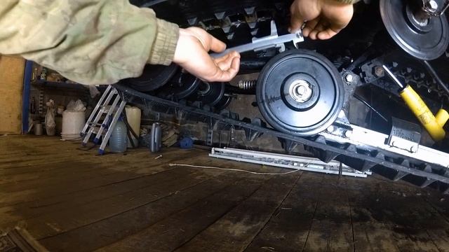 Натяжка гусеницы на снегоходе. Stels Viking 600. смотреть онлайн