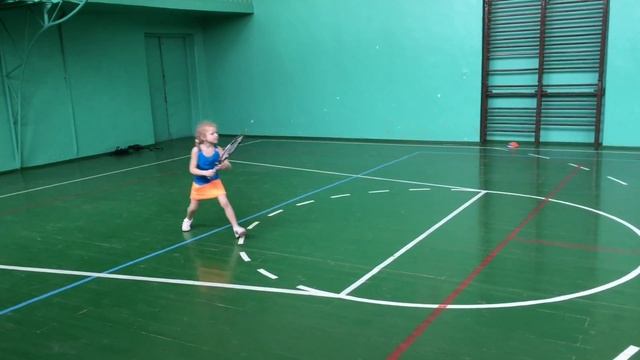 Детский теннис. Игра с тренером. Довгопол Лиза, 5 лет. Kids tennis. Liza, 5 years old. смотреть онлайн
