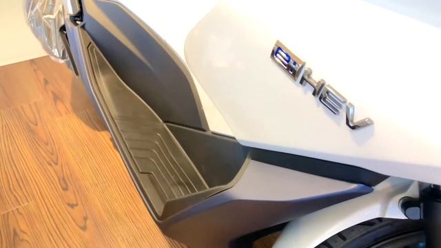 3 HONDA PCX 125, e.HEV Scooters. Price. White. 2021. смотреть онлайн