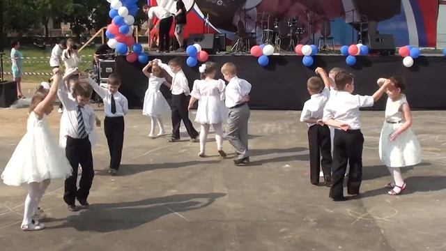 Исполнение вальса воспитанниками подготовительных к школе групп смотреть онлайн