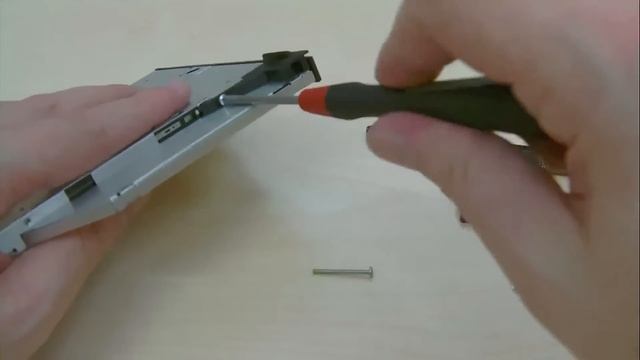 Portégé M400: Optik Disk Sürücüsünün değiştirilmesi смотреть онлайн