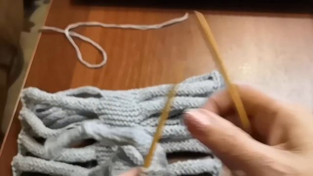 Шапка с объемными косами спицами и крючком. 1Часть. смотреть онлайн