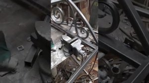 отличная идея из остатков профильной трубы. козырёк над входной дверью