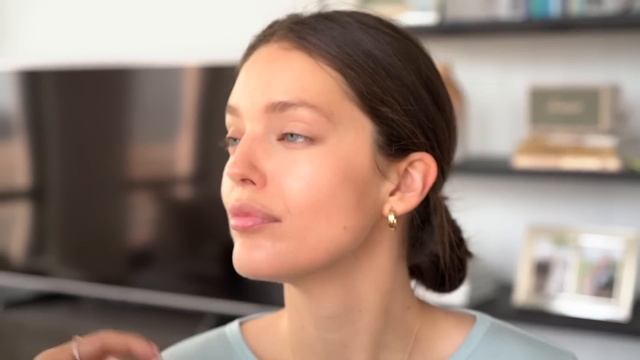 How To Do "No Makeup" Makeup | Tutorial with Misha Shahzada | Emily DiDonato смотреть онлайн