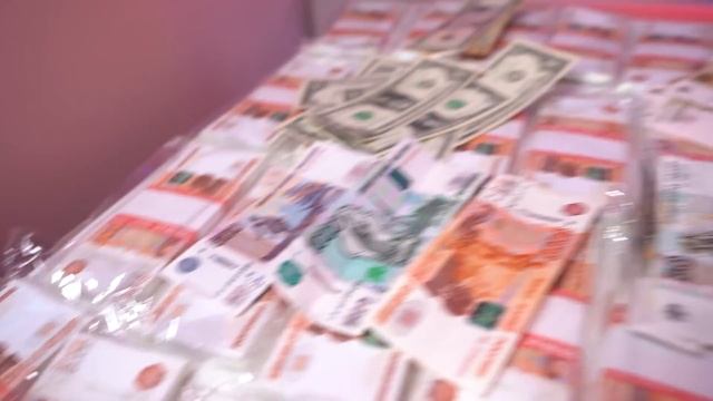 50.000.000 РУБЛЕЙ на ДЕНЕЖНЫЕ ДЕНЬГИ! 100 ПАЧЕК ? СКОЛЬКО Денег Я НАШЛА ?